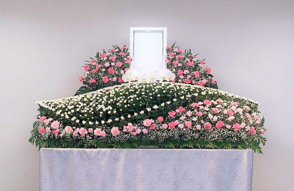 小花を多くあしらったシンプルな花祭壇　メロディ 会員価格：462,000円（税込）　一般価格：660,000円（税込）