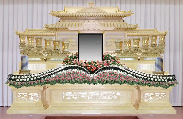 葬送文化を象徴した白木祭壇にお花を添えた祭壇　ヘルメス 会員価格：770,000円（税込）　一般価格：1,100,000円（税込）